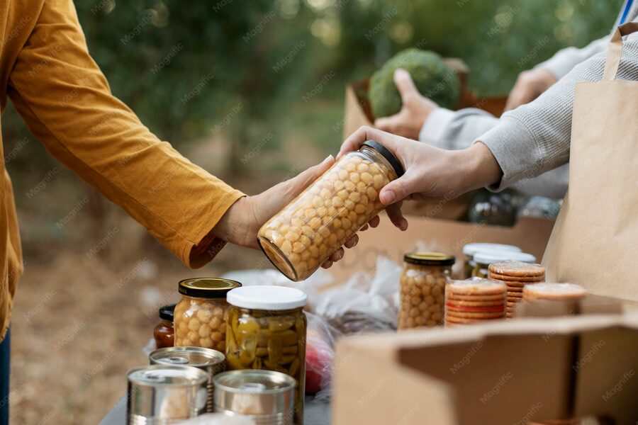 مأوى طارئ لعائلات نزحت بسبب الأمطار الغزيرة